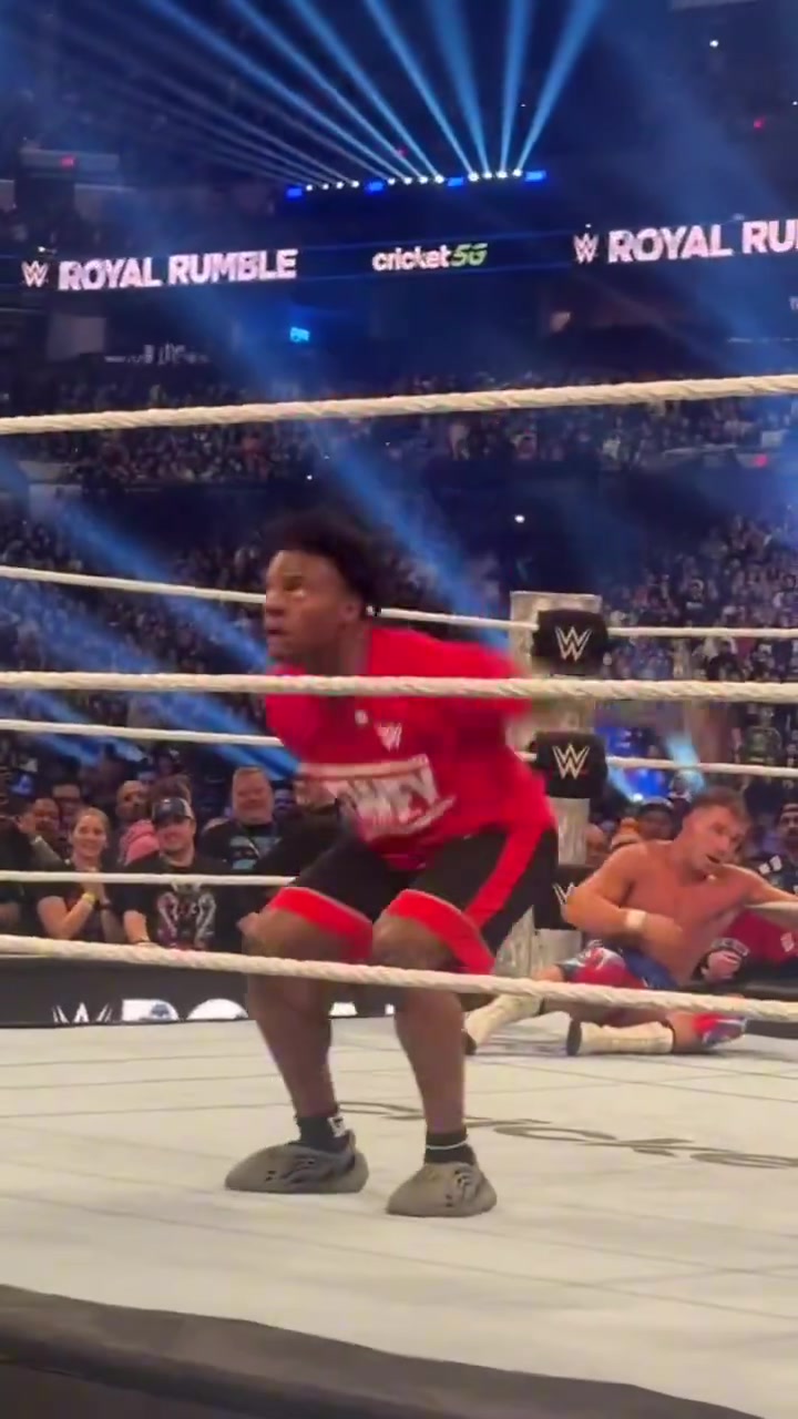 🤣Speed参加WWE遭飞冲肩+过肩摔 戴护颈&拄拐一脸生无可恋