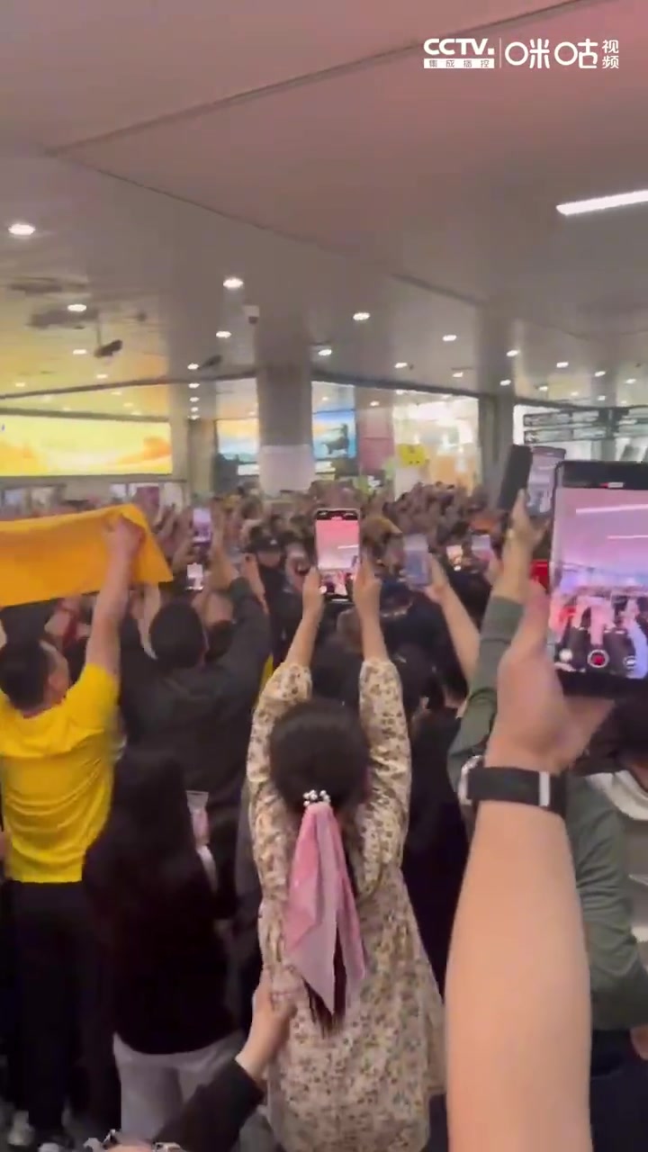 山西男篮时隔13年后重返四强！上千名球迷在机场接球队凯旋